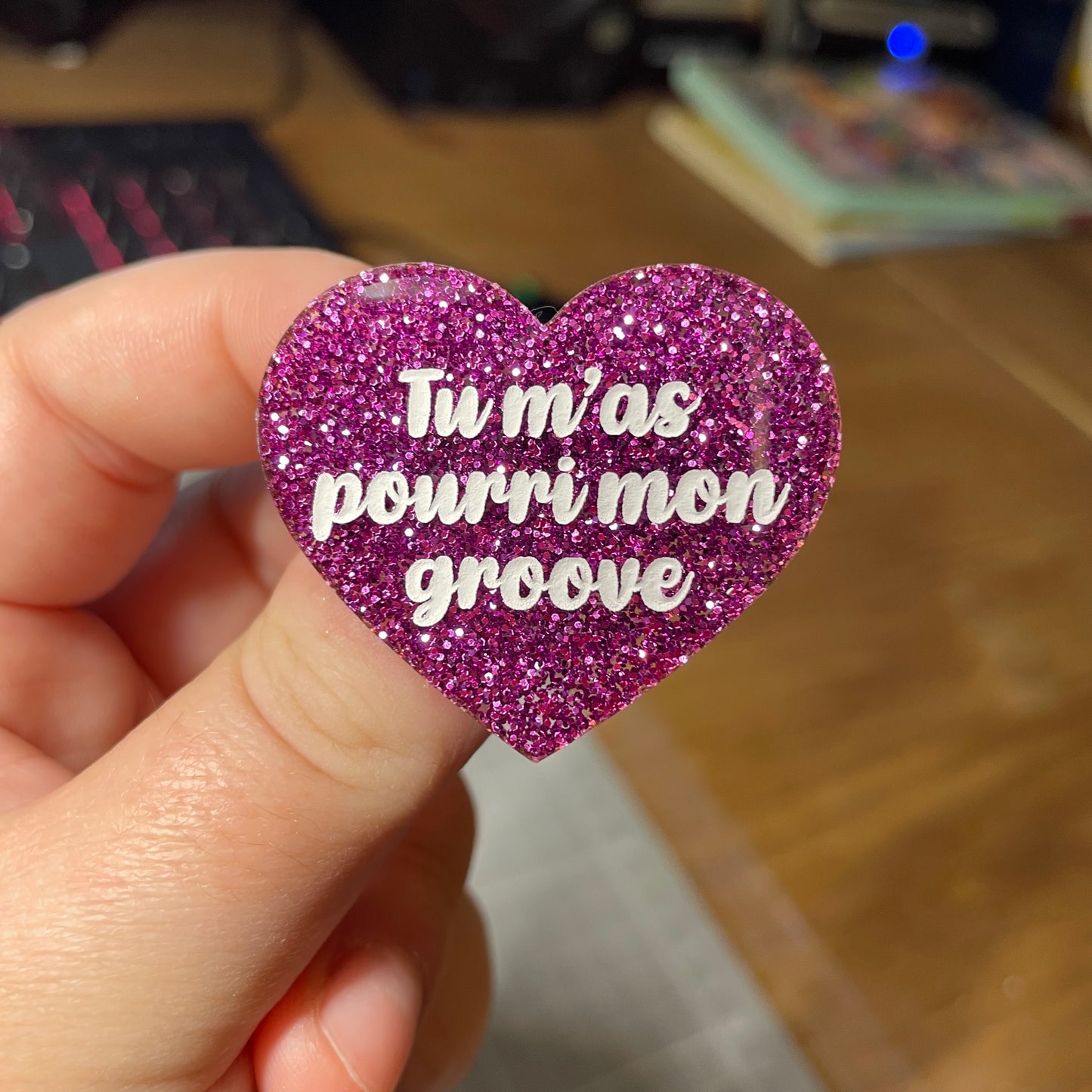 Broche "Tu m'as pourri mon groove" en acrylique à paillettes violettes