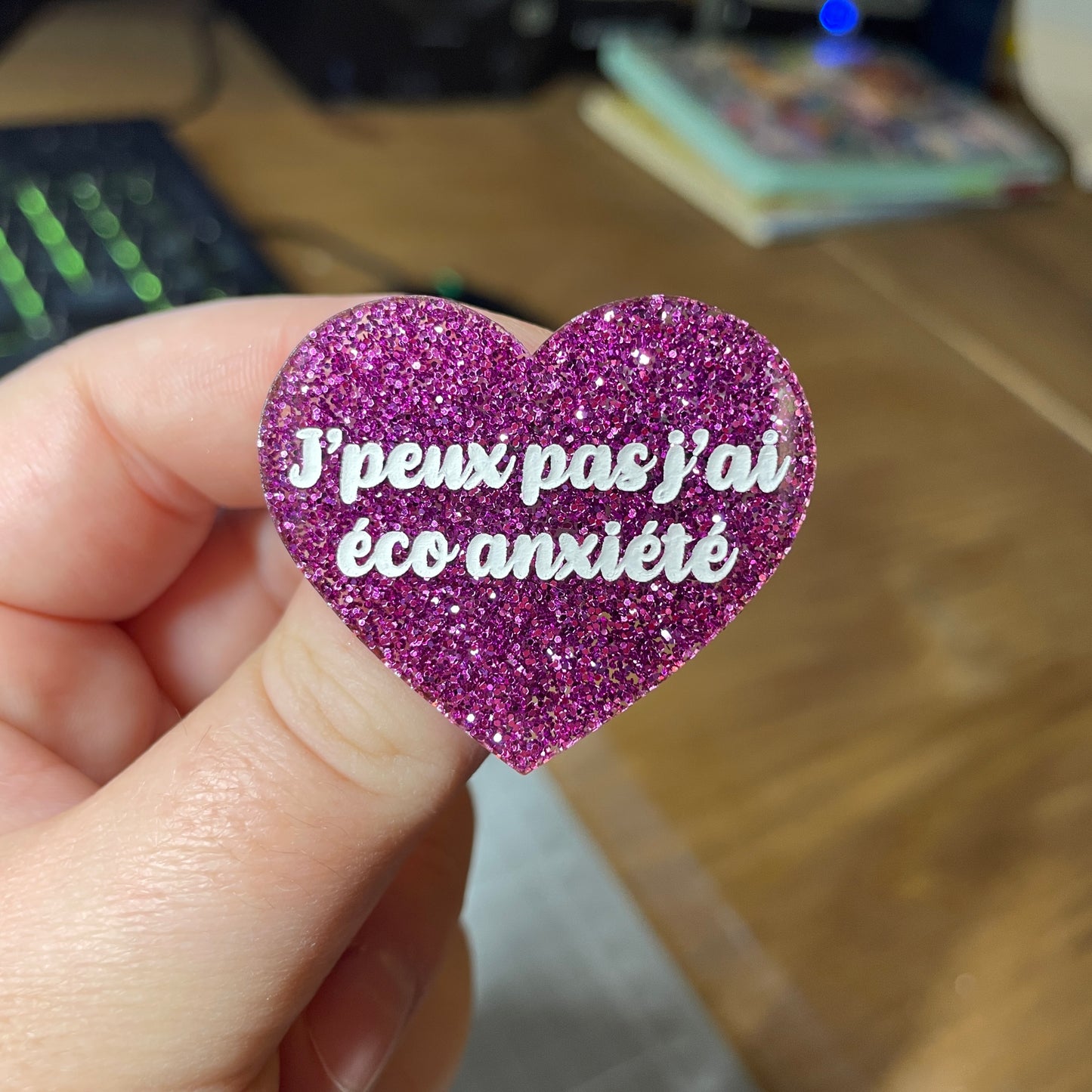 Broche "J'peux pas j'ai éco anxiété" en acrylique à paillettes violettes