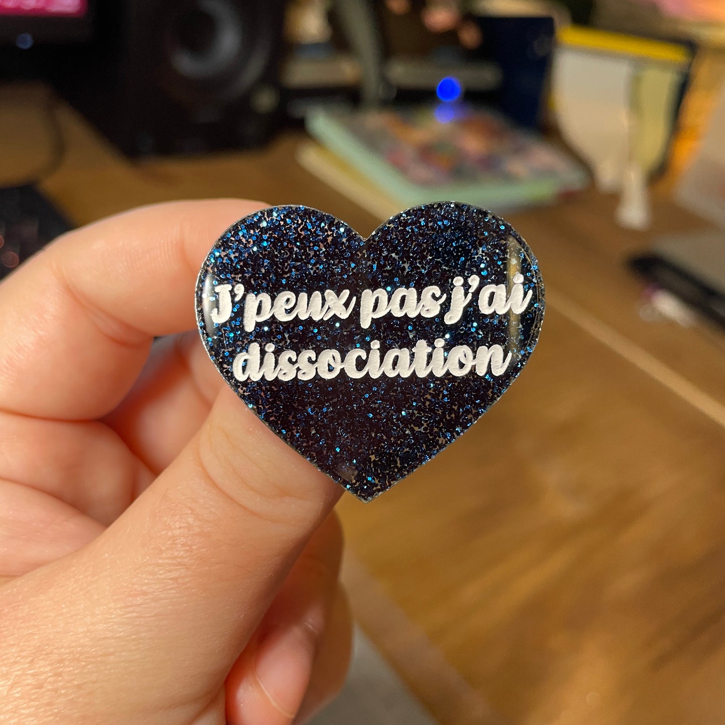 Broche "J'peux pas j'ai dissociation" en acrylique à paillettes bleues