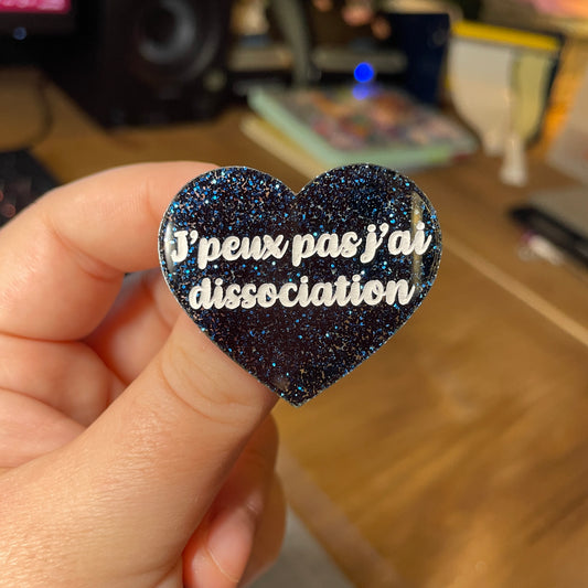 Broche "J'peux pas j'ai dissociation" en acrylique à paillettes bleues