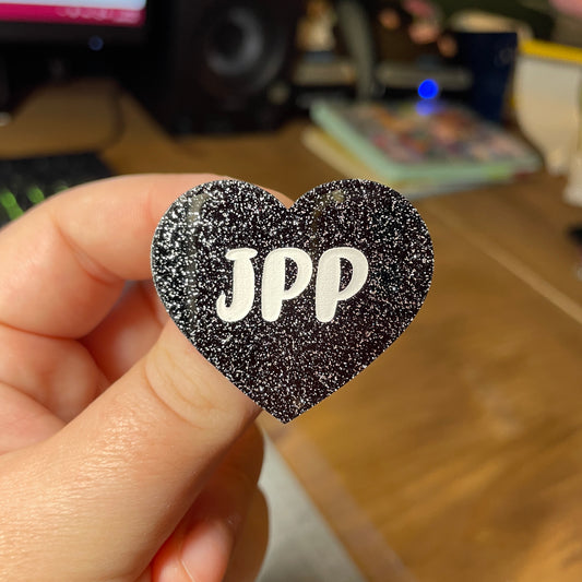 Broche "JPP" en acrylique noire à paillettes