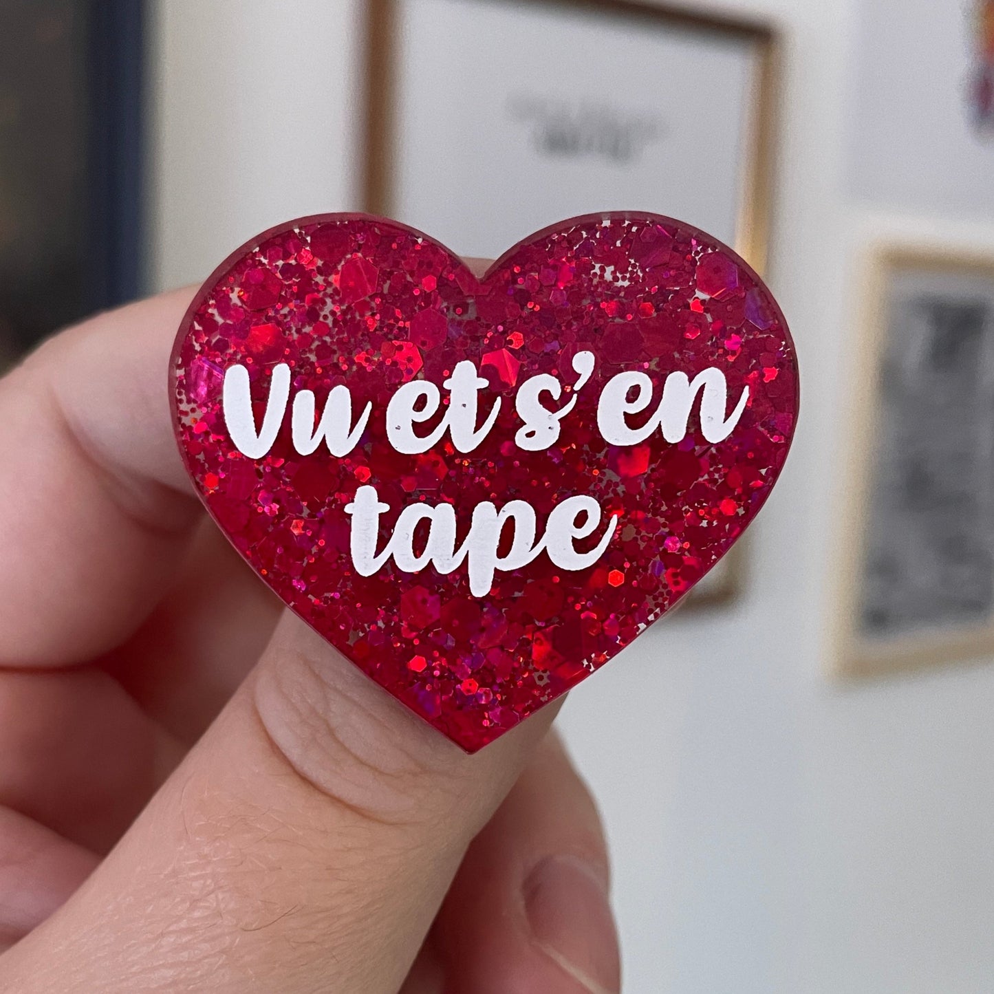 [CONTRÔLE TECHNIQUE] Broche "Vu et s'en tape" en acrylique semi transparente avec des confettis rouges