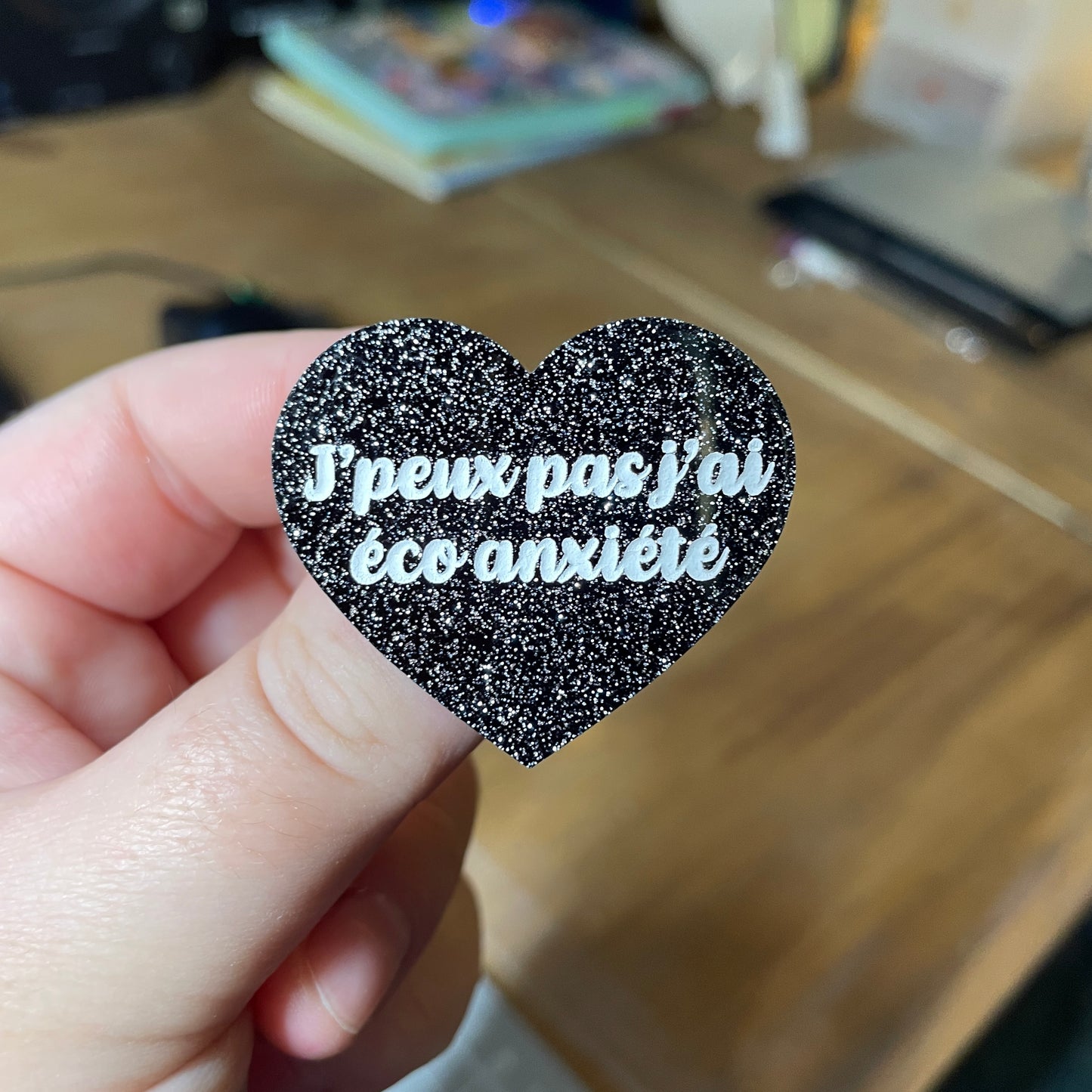 Broche "J'peux pas j'ai éco anxiété" en acrylique noire à paillettes