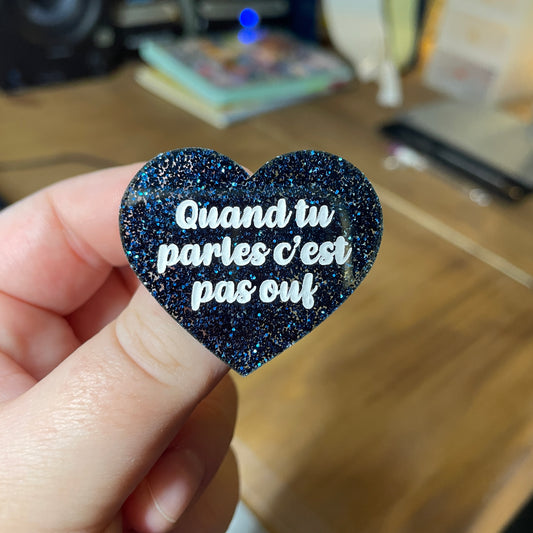 Broche "Quand tu parles c'est pas ouf" en acrylique à paillettes bleues
