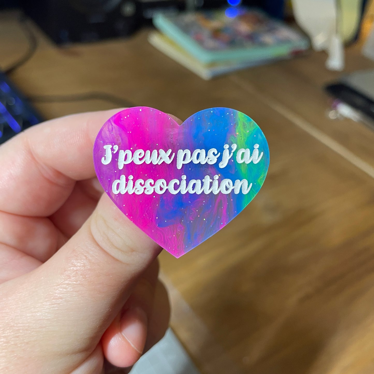 Broche "J'peux pas j'ai dissociation" en acrylique semi transparente marbrée multicolore