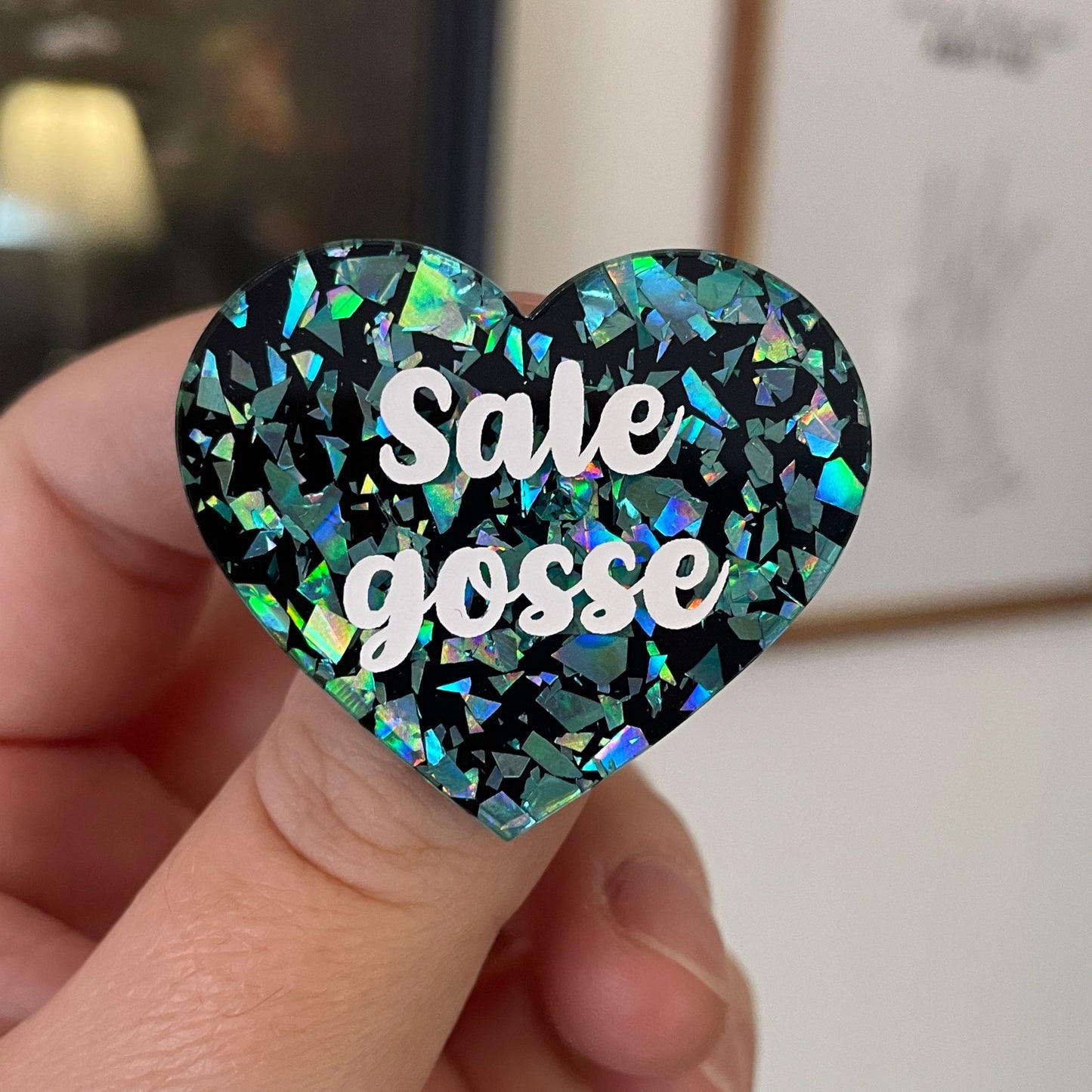 [CONTRÔLE TECHNIQUE] Broche "Sale gosse" en acrylique noire avec des confettis turquoise