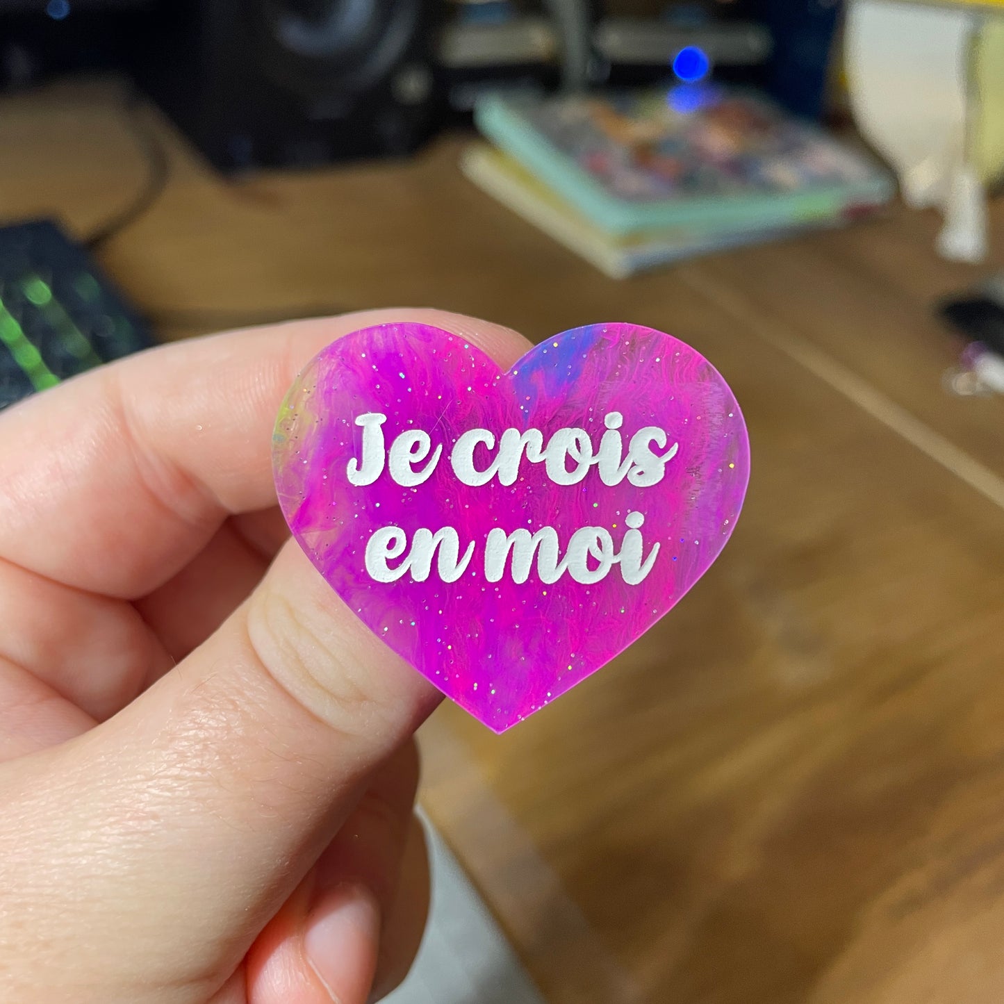 Broche "Je crois en moi" en acrylique semi transparente marbrée multicolore