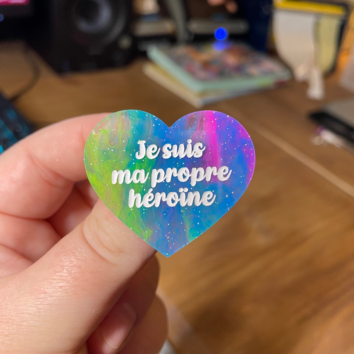 Broche "Je suis ma propre héroïne" en acrylique semi transparente marbrée multicolore
