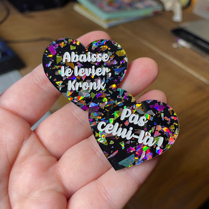Duo de broches "Abaisse le levier, Kronk !" et "Pas celui-là !" en acrylique noire avec des éclats de confettis multicolores