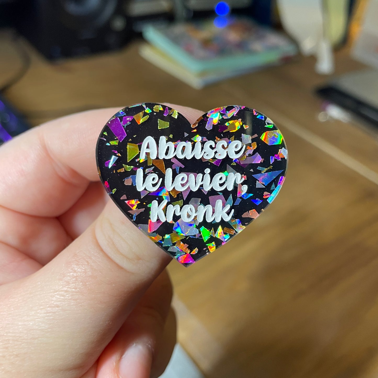 Duo de broches "Abaisse le levier, Kronk !" et "Pas celui-là !" en acrylique noire avec des éclats de confettis multicolores