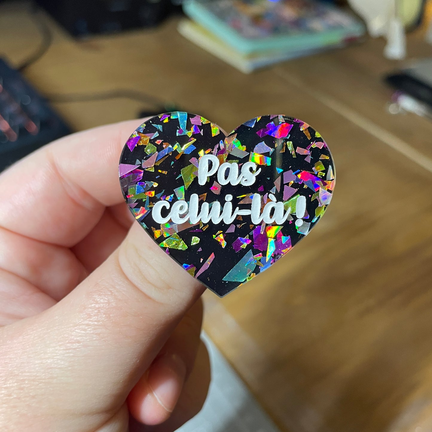 Duo de broches "Abaisse le levier, Kronk !" et "Pas celui-là !" en acrylique noire avec des éclats de confettis multicolores