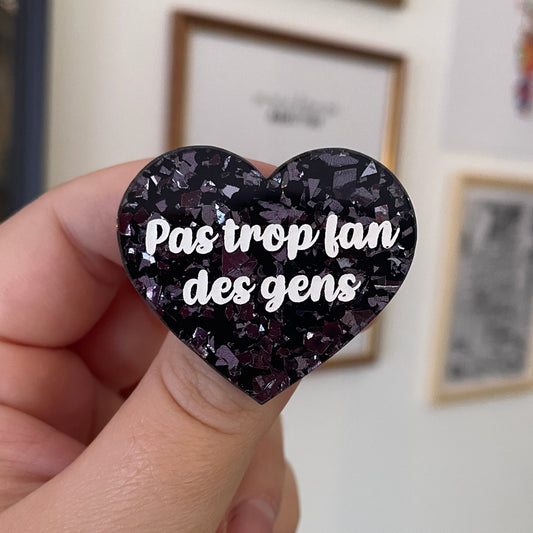 [CONTRÔLE TECHNIQUE] Broche "Pas trop fan des gens" en acrylique noire avec des éclats de confettis gris