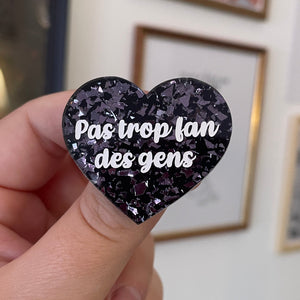 [CONTRÔLE TECHNIQUE] Broche "Pas trop fan des gens" en acrylique noire avec des éclats de confettis gris