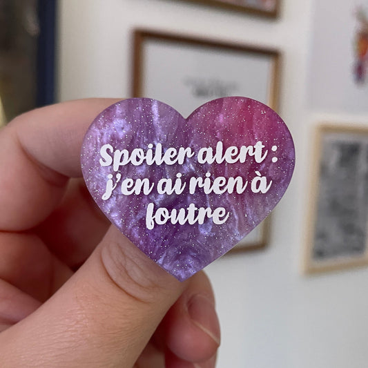 [CONTRÔLE TECHNIQUE] Broche "Spoiler alert : j'en ai rien à foutre" en acrylique marbrée blanche, rose, violette et bleue à paillettes
