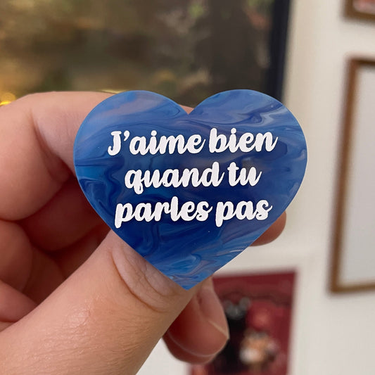 [CONTRÔLE TECHNIQUE] Broche "J'aime bien quand tu parles pas" en acrylique japonaise semi-transparente avec marbrures bleues