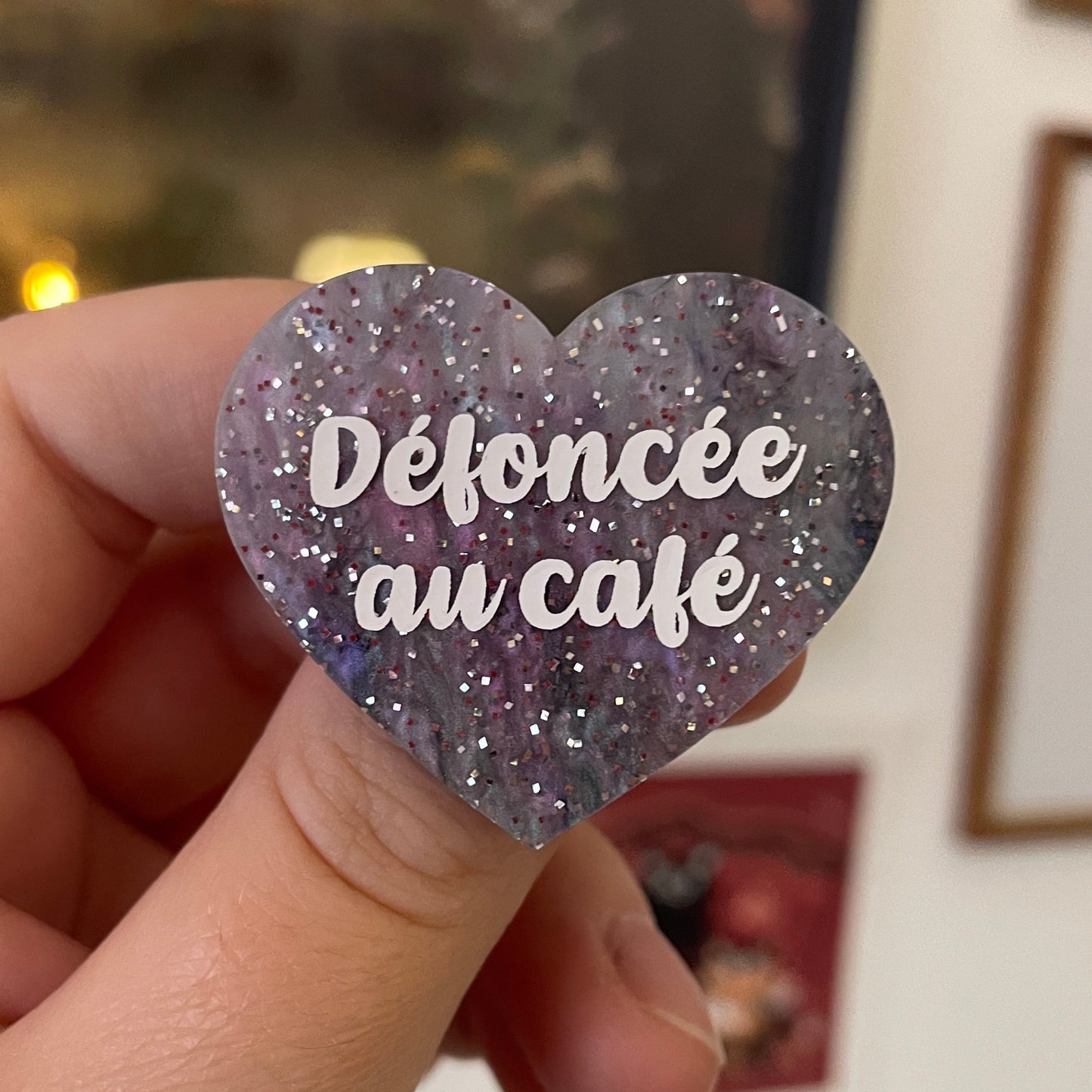 [CONTRÔLE TECHNIQUE] Broche "Défoncée au café" en acrylique marbrée grise et rose à paillettes