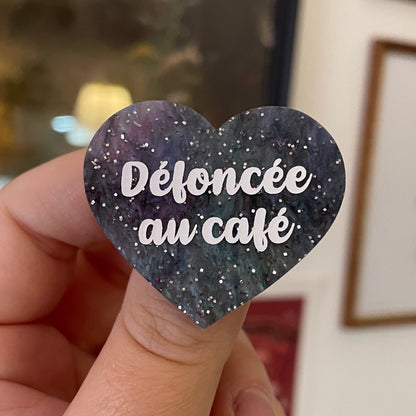 [CONTRÔLE TECHNIQUE] Broche "Défoncée au café" en acrylique marbrée grise et rose à paillettes