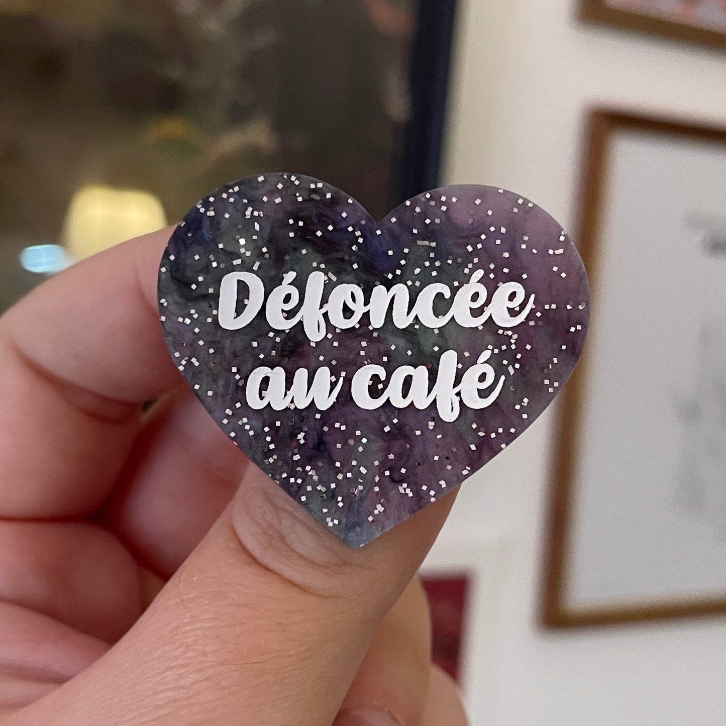 [CONTRÔLE TECHNIQUE] Broche "Défoncée au café" en acrylique marbrée grise et rose à paillettes