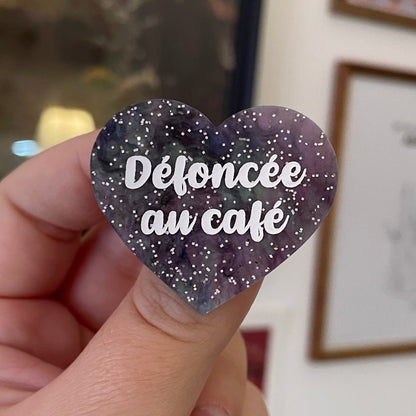 [CONTRÔLE TECHNIQUE] Broche "Défoncée au café" en acrylique marbrée grise et rose à paillettes