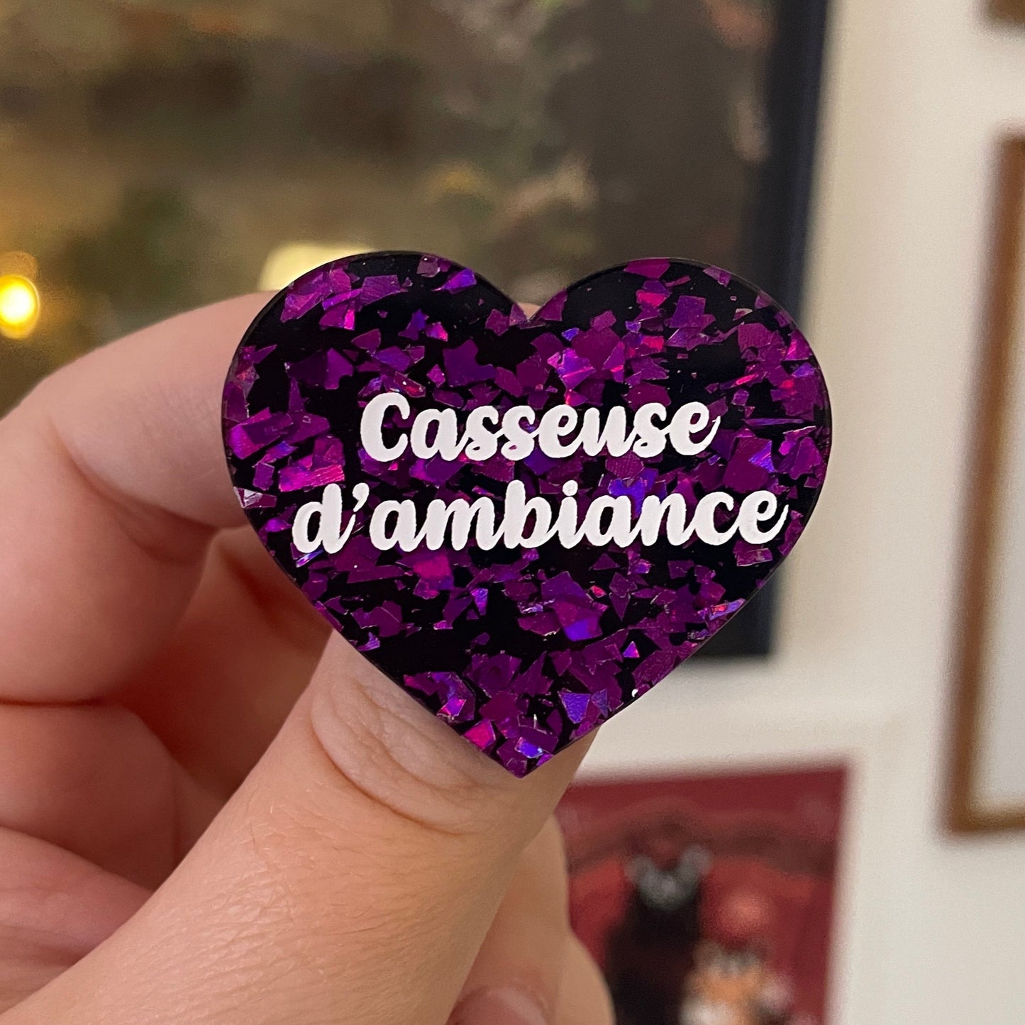 [CONTRÔLE TECHNIQUE] Broche "Casseuse d'ambiance" en acrylique noire avec des éclats de confettis violets