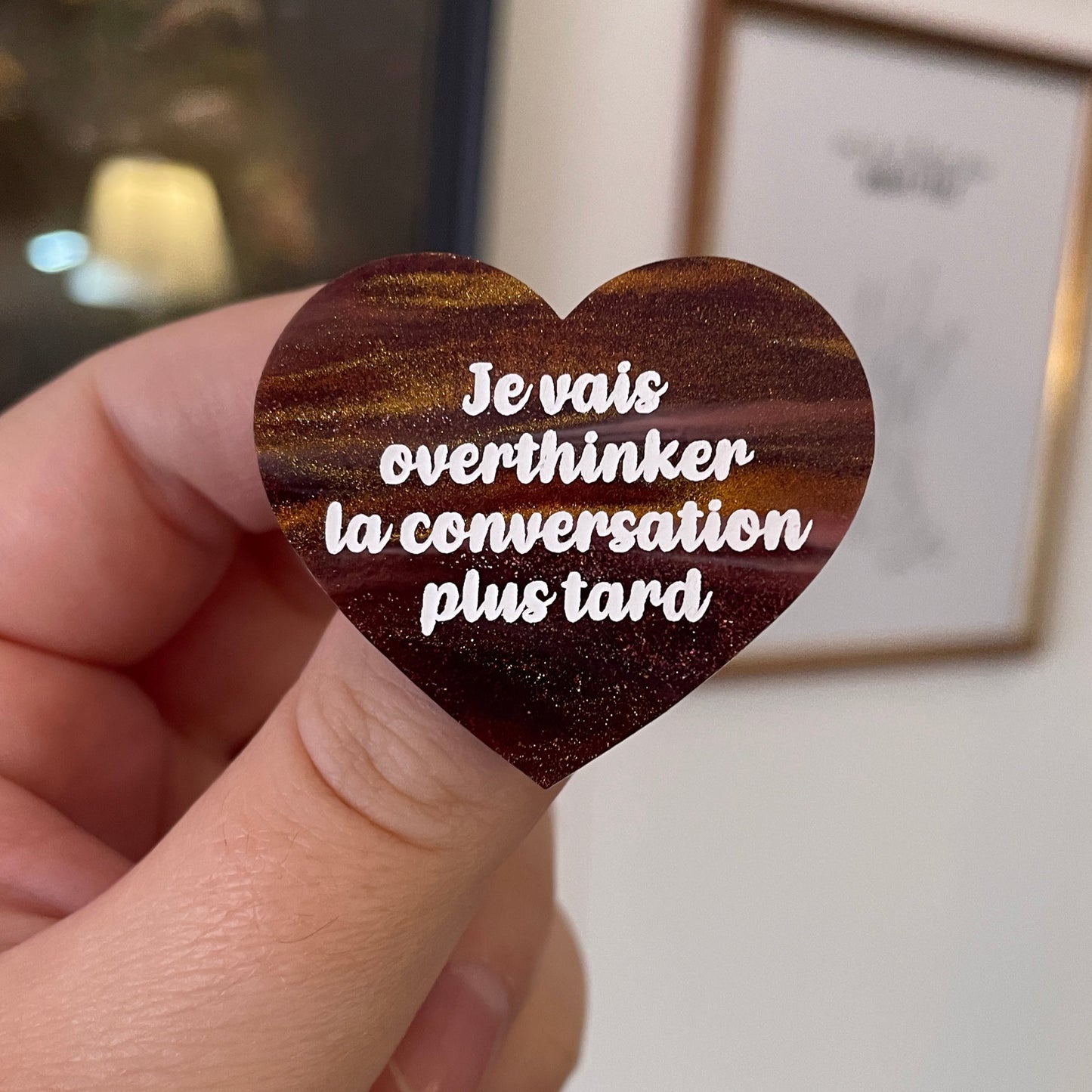[CONTRÔLE TECHNIQUE] Broche "Je vais overthinker la conversation plus tard" en acrylique marbrée marron et dorée (Copie)