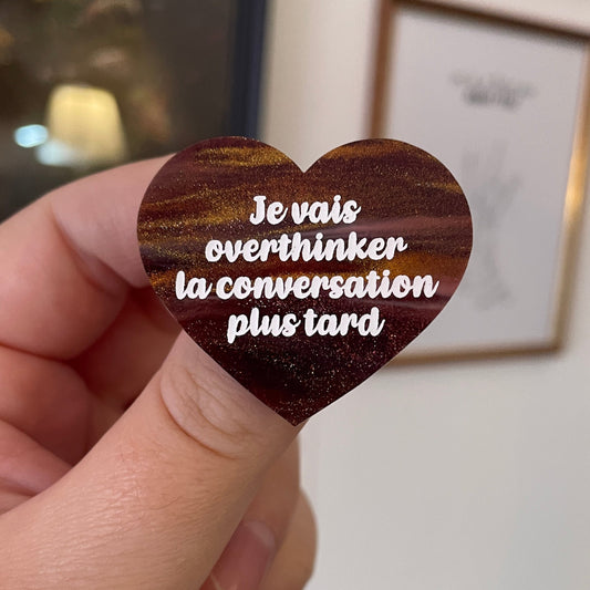 [CONTRÔLE TECHNIQUE] Broche "Je vais overthinker la conversation plus tard" en acrylique marbrée marron et dorée (Copie)