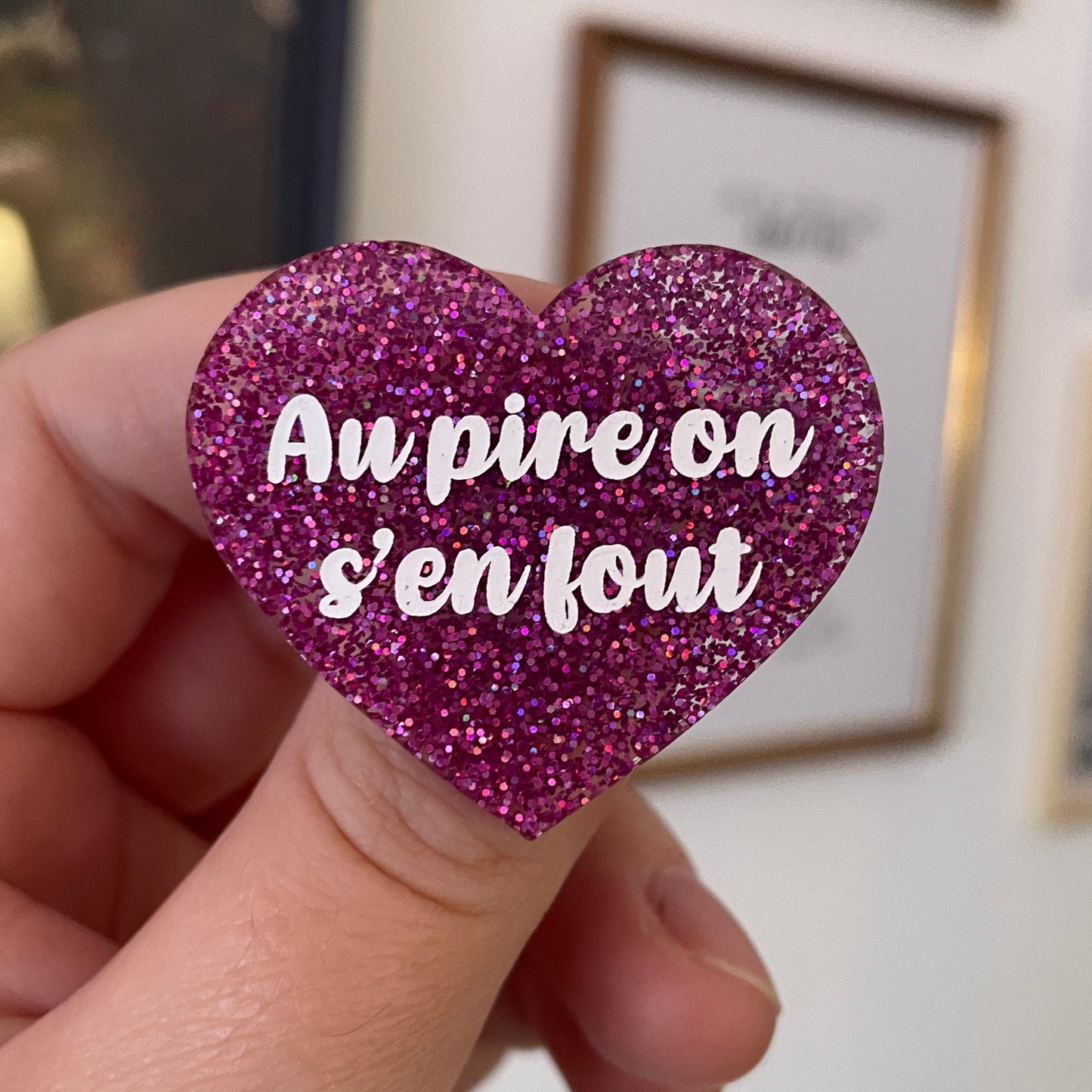 [CONTRÔLE TECHNIQUE] Broche "Au pire on s'en fout" en acrylique à paillettes roses