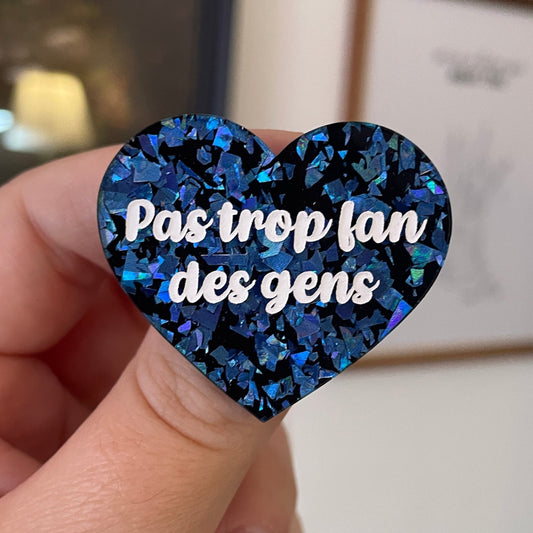 [CONTRÔLE TECHNIQUE] Broche "Pas trop fan des gens" en acrylique noire avec des éclats de confettis bleus