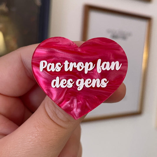 [CONTRÔLE TECHNIQUE] Broche "Pas trop fan des gens" en acrylique marbrée rose
