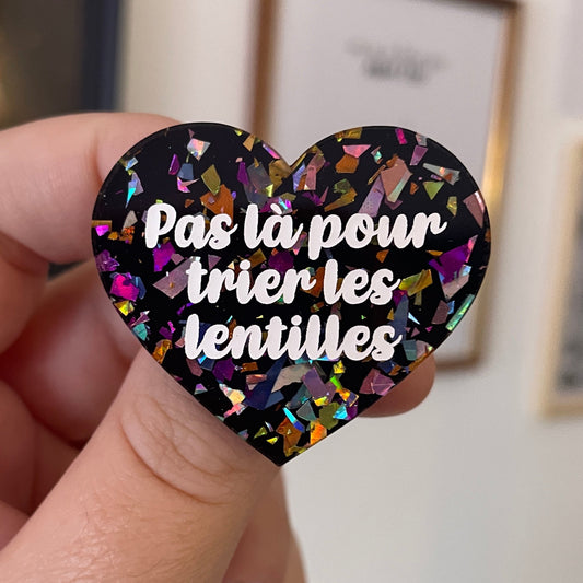 [CONTRÔLE TECHNIQUE] Broche "Pas là pour trier les lentilles" en acrylique noire avec des éclats de confettis multicolores