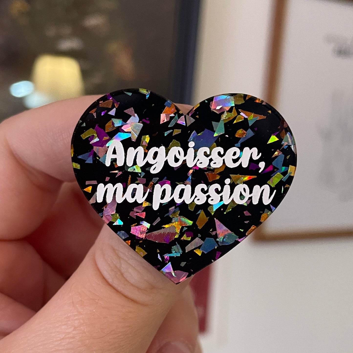 [CONTRÔLE TECHNIQUE] Broche "Angoisser, ma passion" en acrylique noire avec des éclats de confettis multicolores