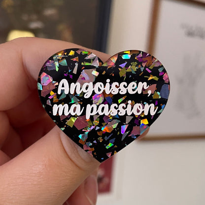 [CONTRÔLE TECHNIQUE] Broche "Angoisser, ma passion" en acrylique noire avec des éclats de confettis multicolores