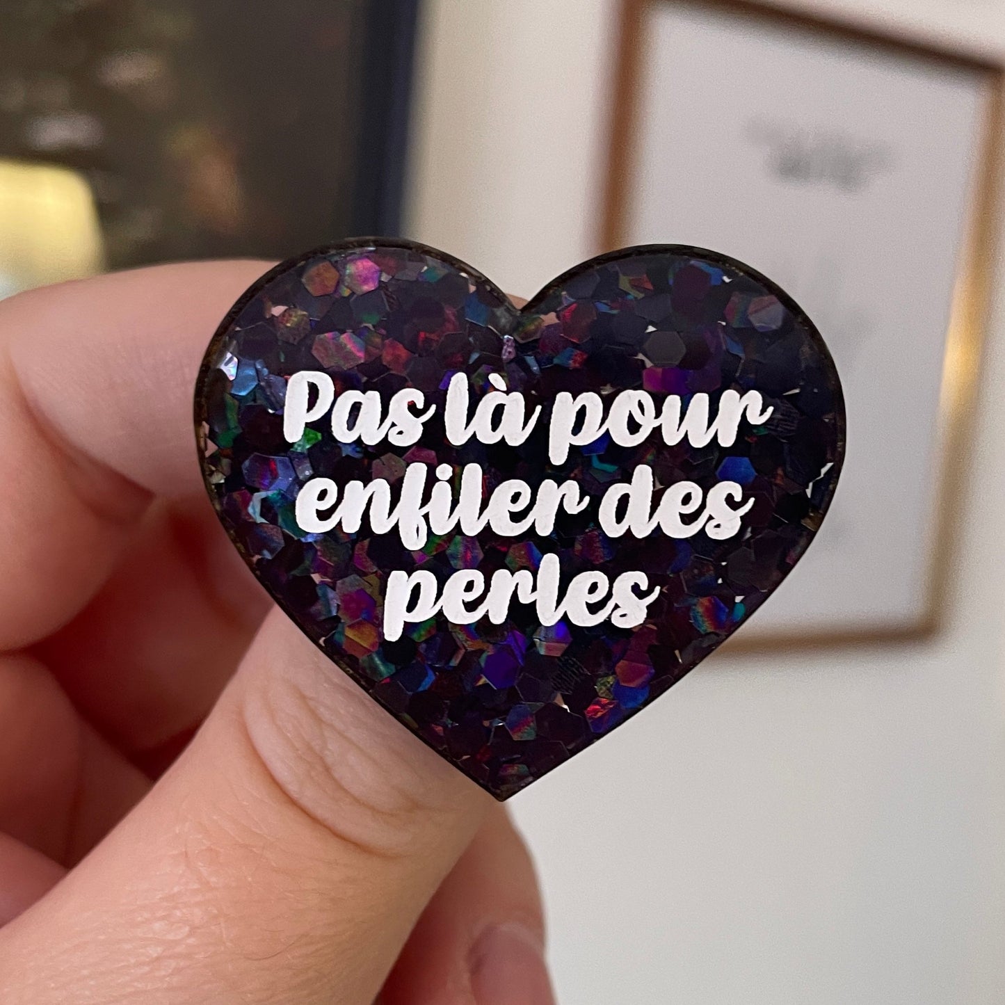 [CONTRÔLE TECHNIQUE] Broche "Pas là pour enfiler des perles" en acrylique semi-transparente avec des confettis noirs