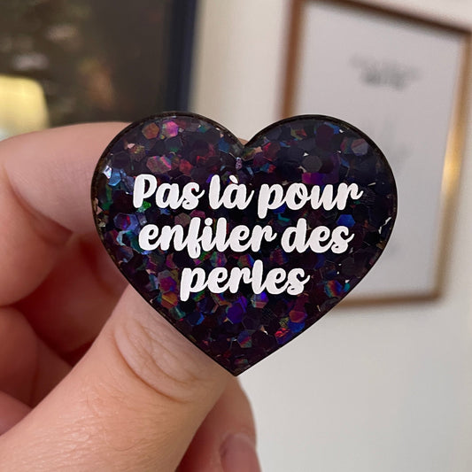 [CONTRÔLE TECHNIQUE] Broche "Pas là pour enfiler des perles" en acrylique semi-transparente avec des confettis noirs