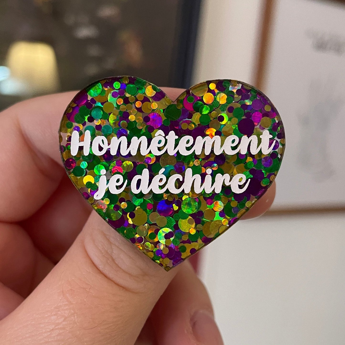 [CONTRÔLE TECHNIQUE] Broche "Honnêtement je déchire" en acrylique semi transparente avec des pois verts, jaunes et violets