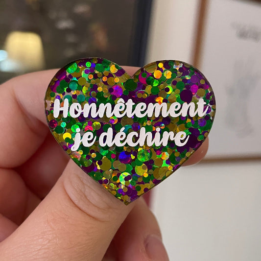 [CONTRÔLE TECHNIQUE] Broche "Honnêtement je déchire" en acrylique semi transparente avec des pois verts, jaunes et violets