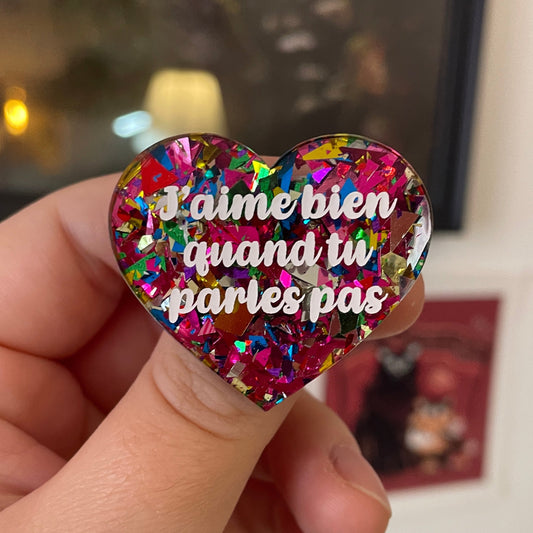[CONTRÔLE TECHNIQUE] Broche "J'aime bien quand tu parles pas" en acrylique transparente à gros confettis roses et multicolores
