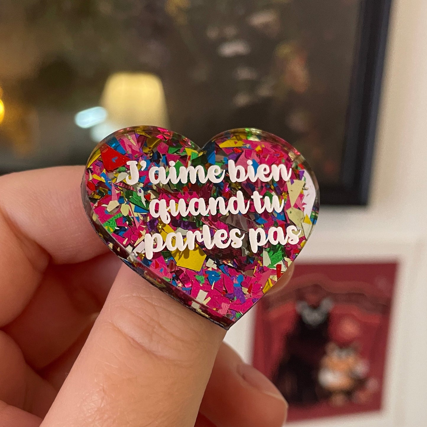 [CONTRÔLE TECHNIQUE] Broche "J'aime bien quand tu parles pas" en acrylique transparente à gros confettis roses et multicolores