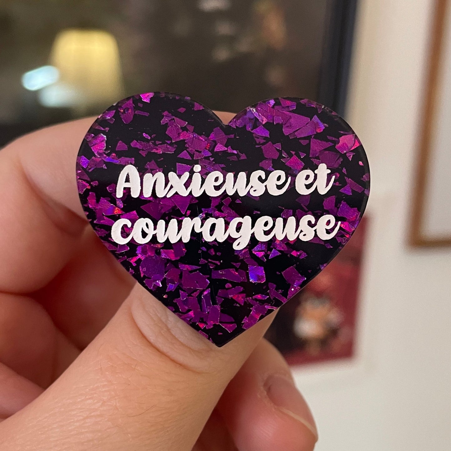 [CONTRÔLE TECHNIQUE] Broche "Anxieuse et courageuse" en acrylique noire avec des éclats de confettis violets