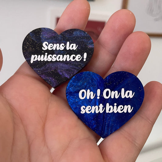 [CONTRÔLE TECHNIQUE] Duo de broches "Sens la puissance" + "Oh ! On la sent bien" en acryliques dans les tons bleus
