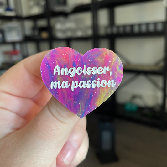 Broche "Angoisser, ma passion" en acrylique semi transparente marbrée multicolore