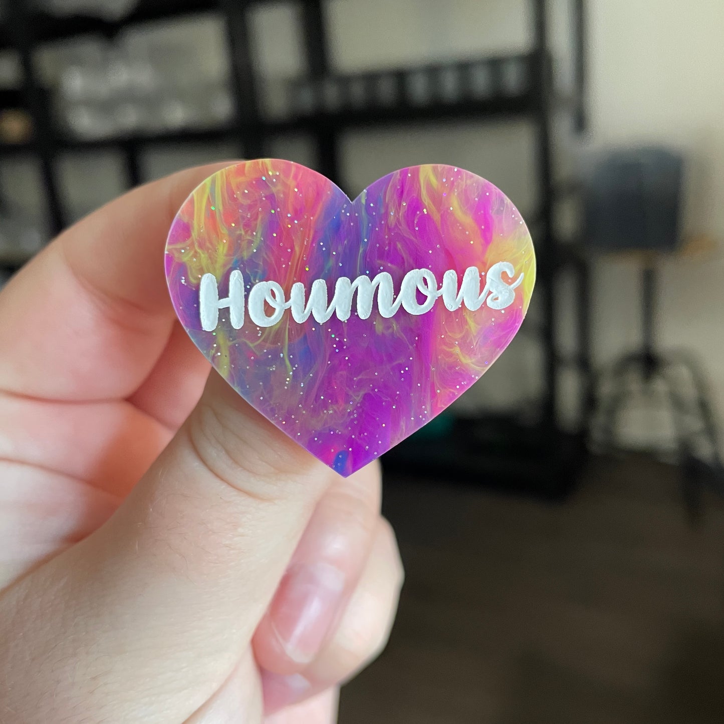 Broche "Houmous" en acrylique semi transparente marbrée multicolore