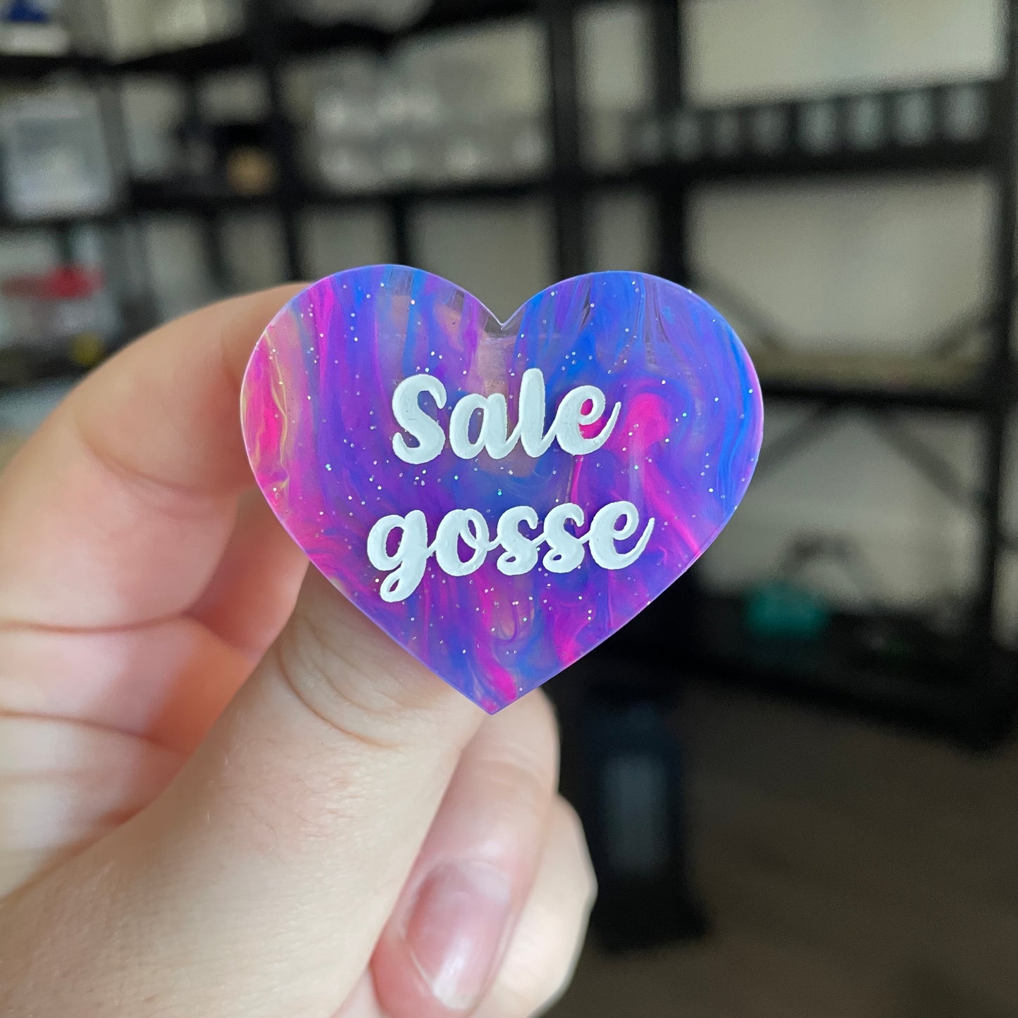 Broche "Sale gosse" en acrylique semi transparente marbrée multicolore