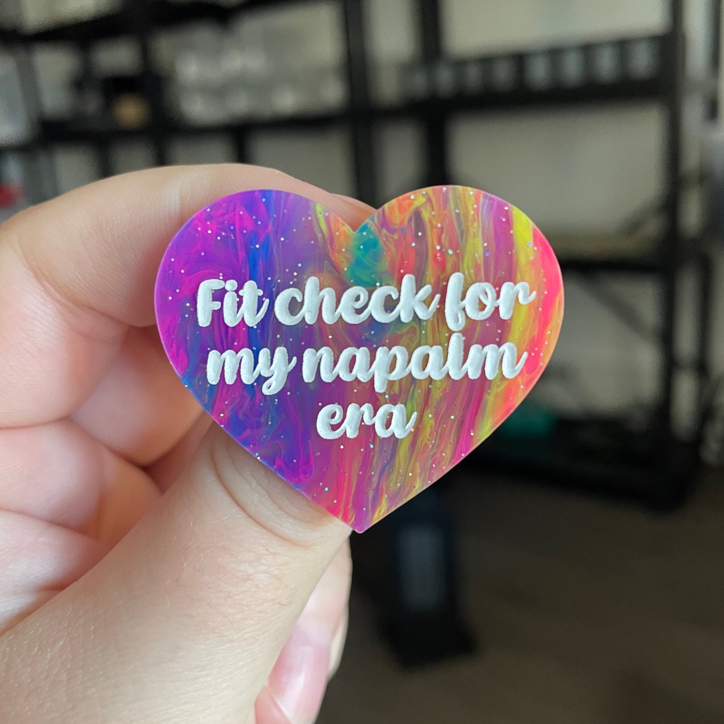 Broche "Fit check for my napalm era" en acrylique semi transparente marbrée multicolore