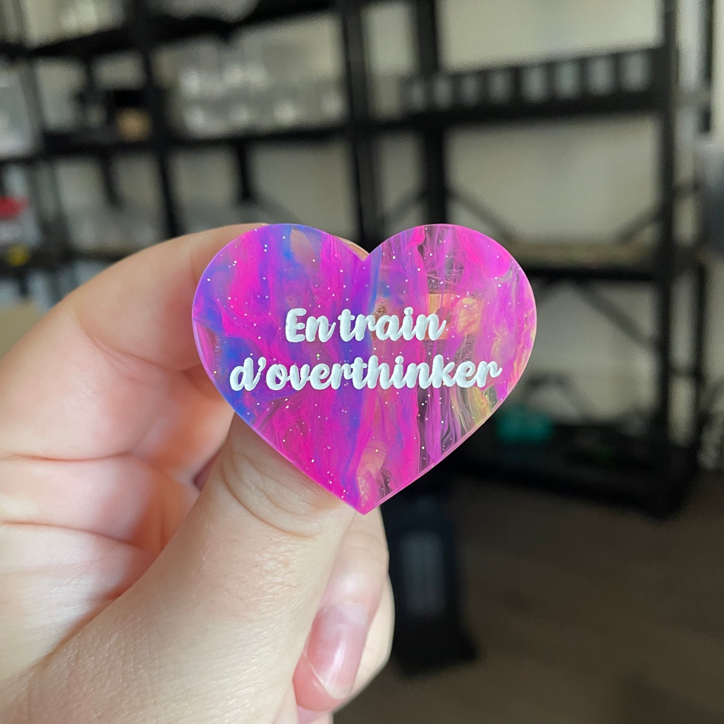 Broche "En train d'overthinker" en acrylique semi transparente marbrée multicolore