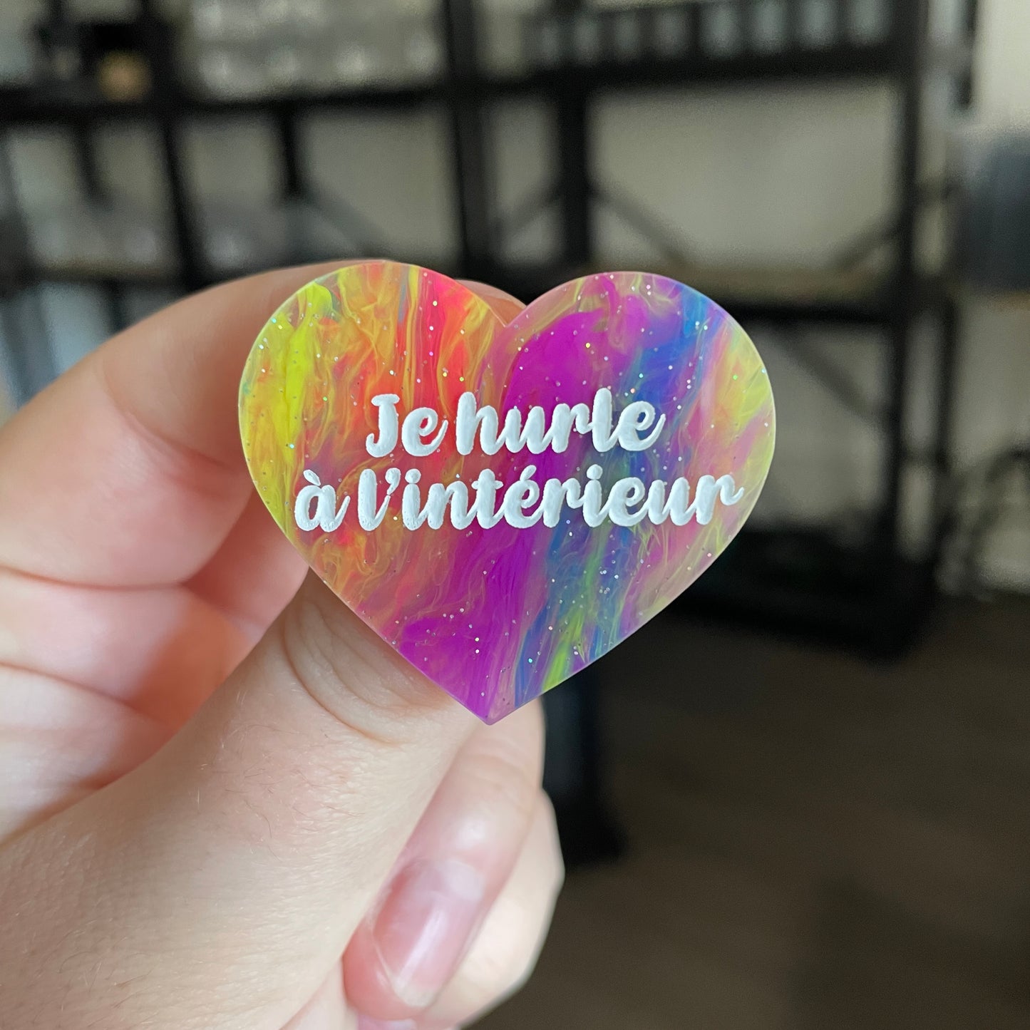 Broche "Je hurle à l'intérieur" en acrylique semi transparente marbrée multicolore