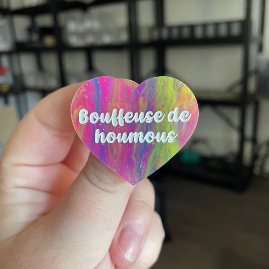 Broche "Bouffeuse de houmous" en acrylique semi transparente marbrée multicolore
