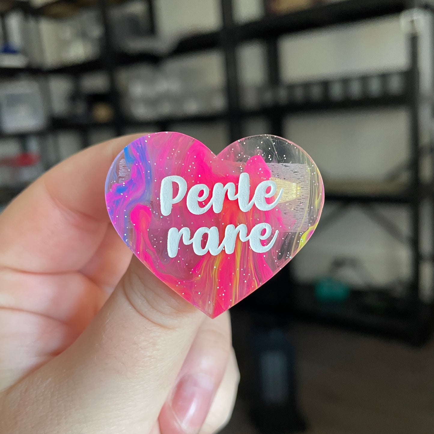 Broche "Perle rare" en acrylique semi transparente marbrée multicolore