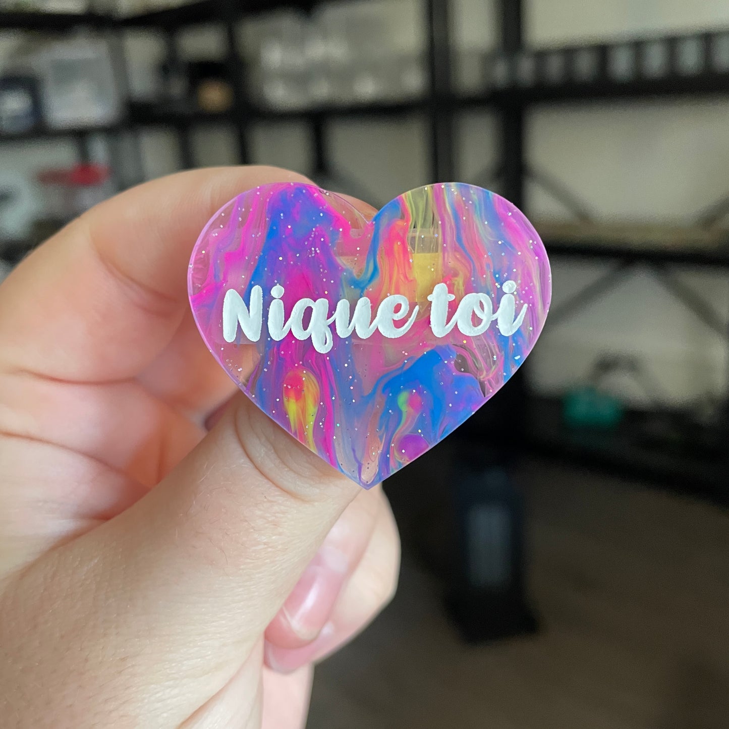 Broche "Nique toi" en acrylique semi transparente marbrée multicolore