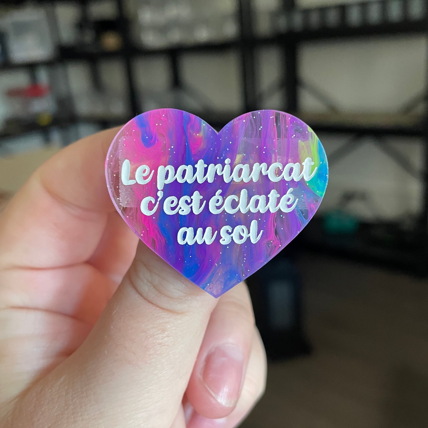 Broche "Le patriarcat c'est éclaté au sol" en acrylique semi transparente marbrée multicolore